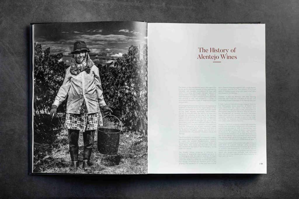 Dupla página do livro Adegas do Alentejo 2 sobre a história dos vinhos do Alentejo
