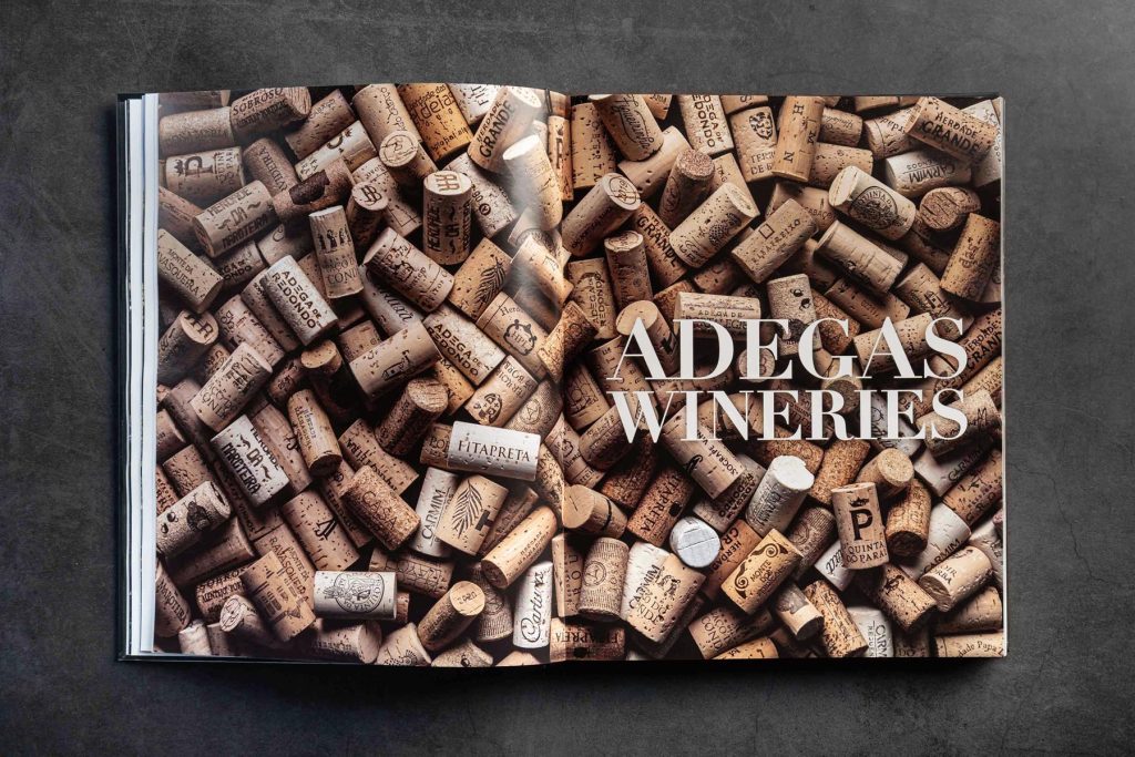 Dupla página do livro Adegas do Alentejo 2 com composição de rolhas de vinho