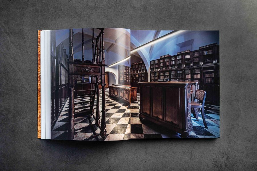 Livro Évora com Luz aberto com fotografia de interior histórico em dupla página