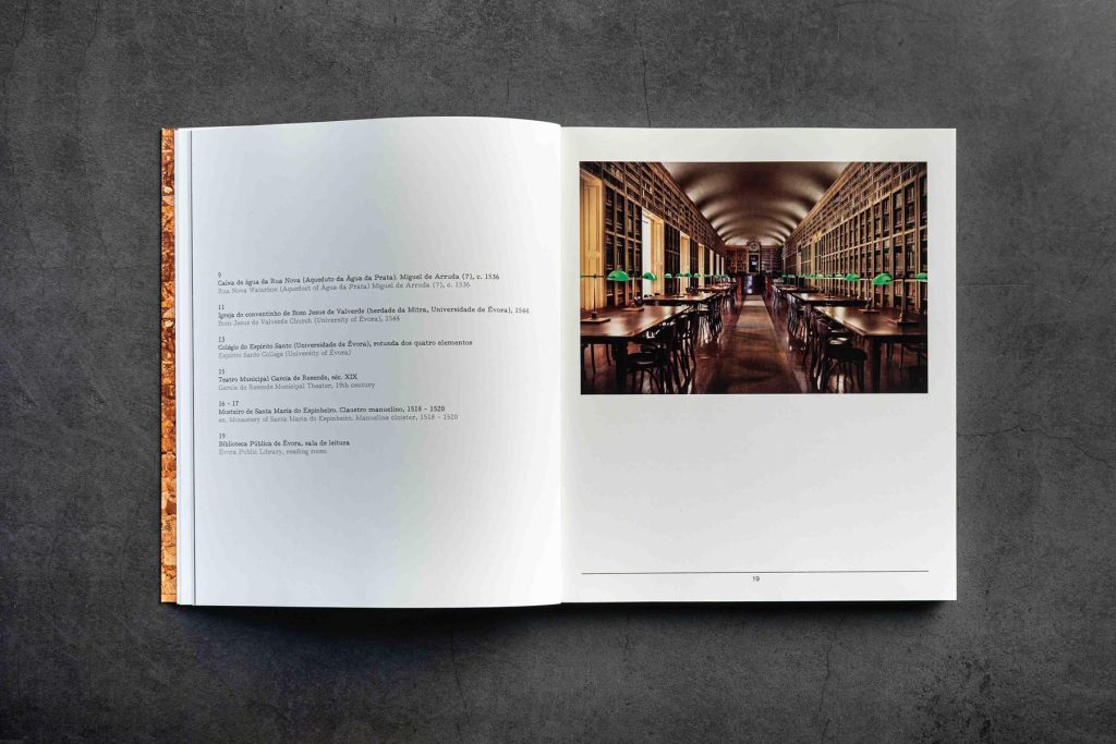 Página 19 do livro Évora com Luz com texto e fotografia da Biblioteca Pública de Évora