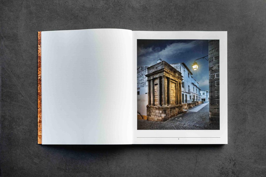 Página 9 do livro Évora com Luz com fotografia de monumento histórico em Évora