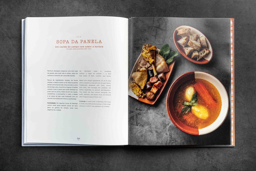 Dupla página do livro Sabores do Tacho Alentejo com receita de sopa da panela