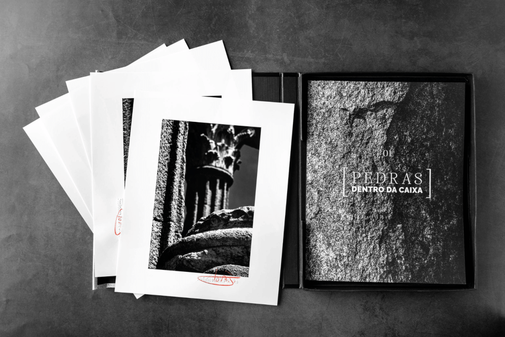 Caixa aberta de PEDRAS — DENTRO DA CAIXA com livro e cinco fotografias autografadas por Jerónimo Heitor Coelho.