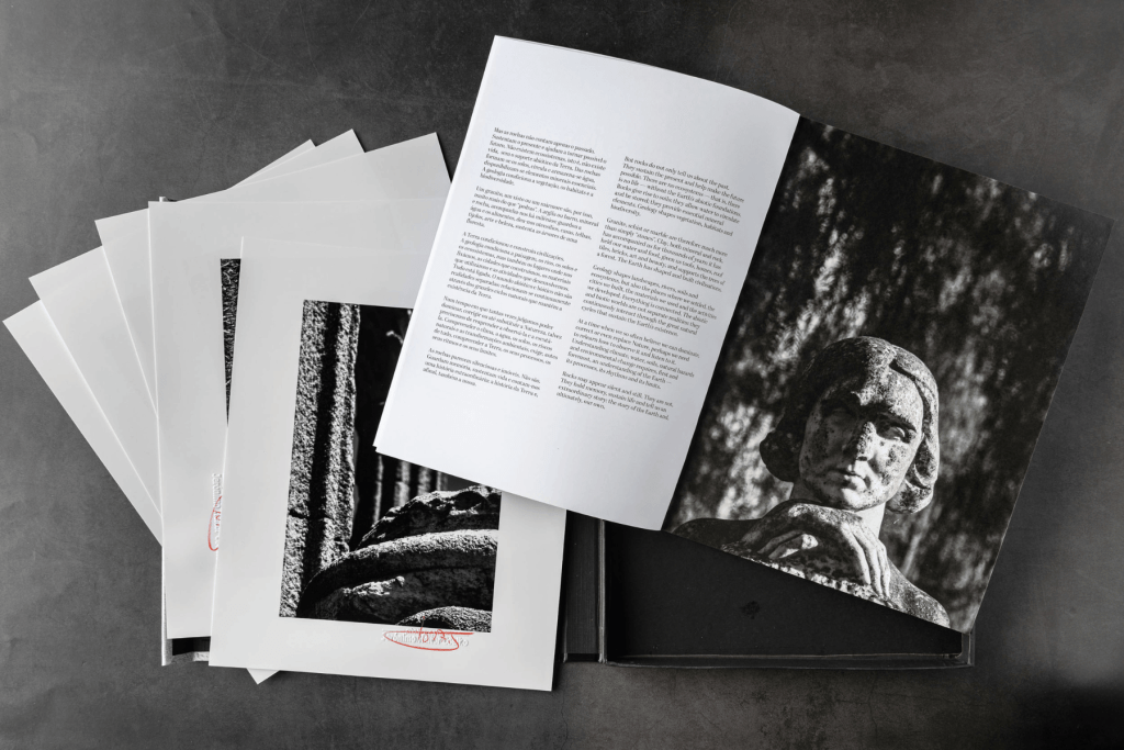 Interior do livro PEDRAS — DENTRO DA CAIXA com texto bilingue e fotografia a preto e branco de uma escultura em pedra.