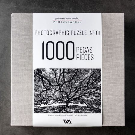 Caixa do Photographic Puzzle Nº 01, puzzle de 1000 peças em madeira com fotografia da azinheira secular do Monte Barbeiro