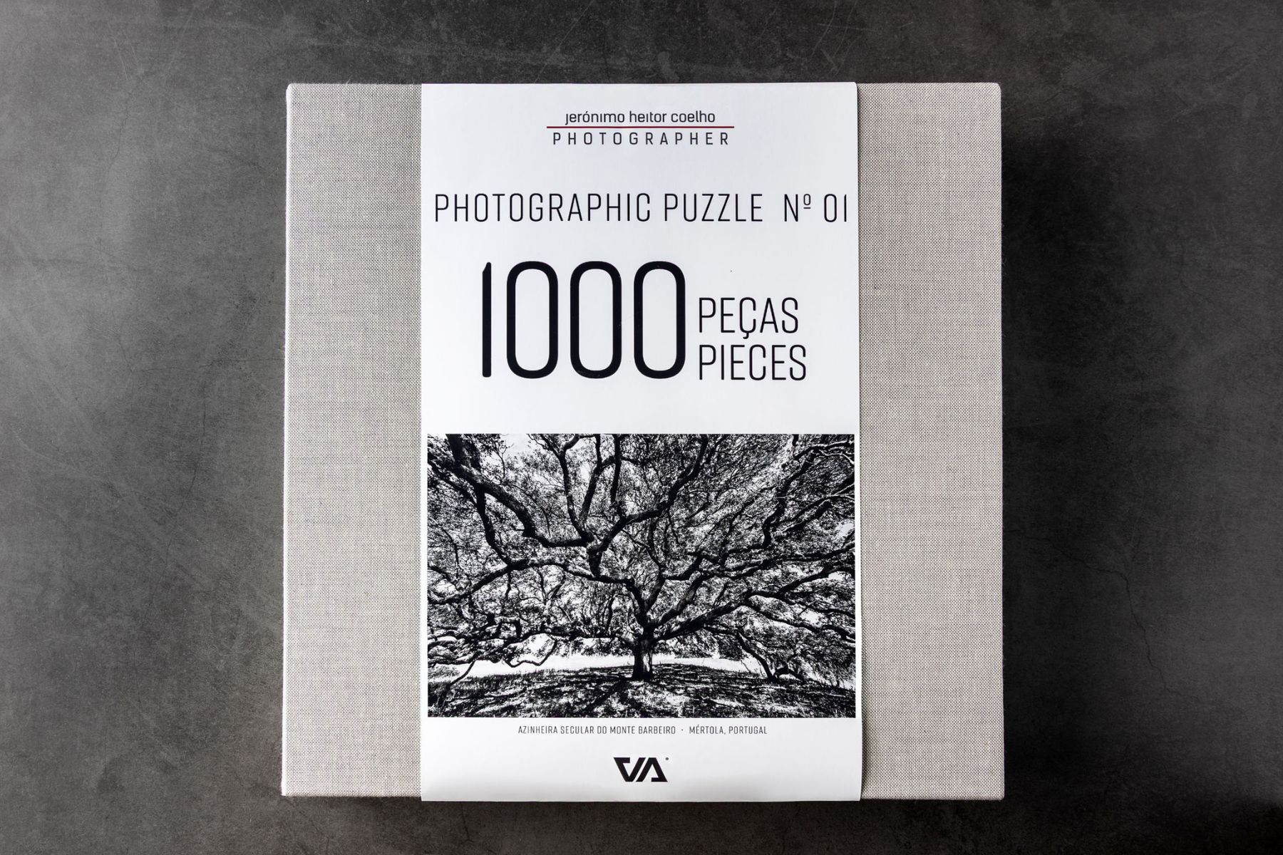 Caixa do Photographic Puzzle Nº 01, puzzle de 1000 peças em madeira com fotografia da azinheira secular do Monte Barbeiro