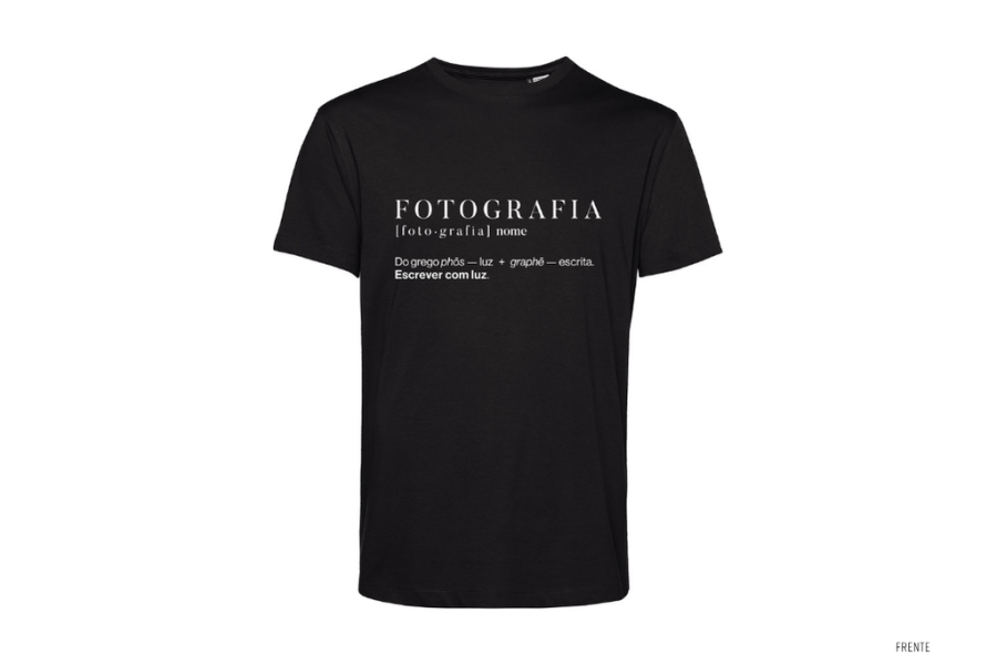 Frente da T-shirt preta Visual Factory com a palavra Fotografia e a expressão Escrever com luz em branco.