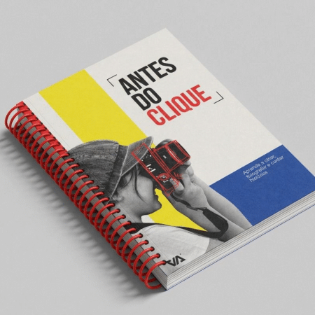 Mockup inclinado de Antes do Clique, com espiral vermelha e fotografia de uma criança a usar uma câmara.